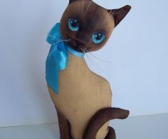 Текстильная статуэтка сиамской кошки...